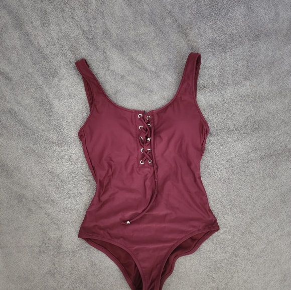 One piece swim suit - Picture 1 of 2